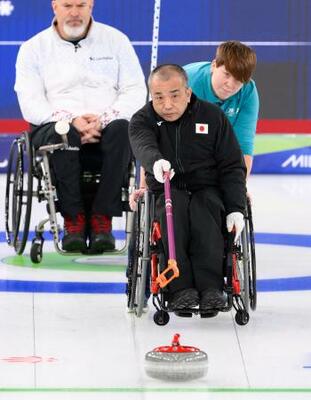 　日本―米国　第１エンド、ショットを放つ中島洋治＝コルティナダンペッツォ（共同）