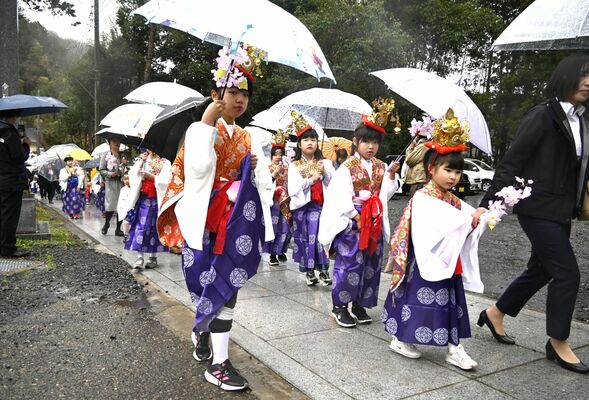 華やかな衣装を着て寺へと向かう子どもたち