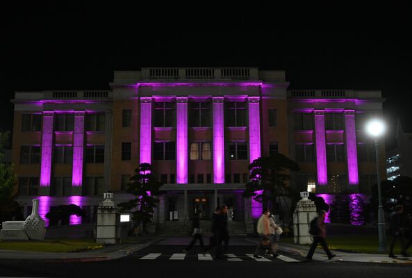 紫色にライトアップされた県庁昭和館＝21日夜、宇都宮市塙田１丁目