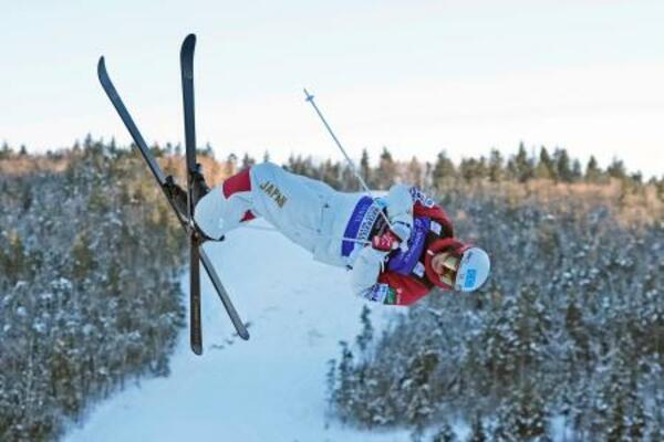 　男子モーグル決勝１回目の第２エアを決める堀島行真。今季２勝目、通算２４勝目を挙げた＝ウオータービル（共同）