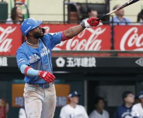 　９回日本ハム２死、カストロが左中間に決勝ソロを放つ＝ベルーナドーム