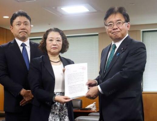 上野厚労相(右)に緊急要請書を手渡す連合の芳野友子会長=18日午後、厚労省