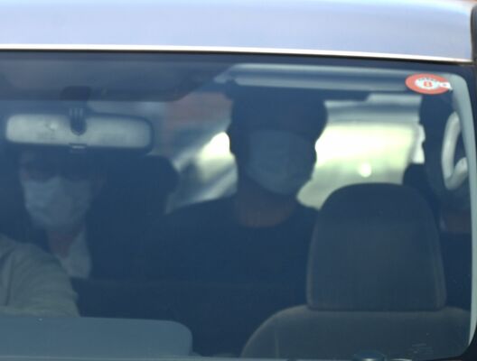 送検される県議の小林達也容疑者(中央)=26日午前8時40分、那須塩原署