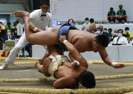 相撲少年栃木－福岡　団体予選第１回戦先鋒戦　佐川が押し出しで白星＝県北体育館