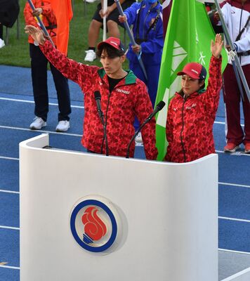 選手宣誓する楢崎智亜選手（左）と狐塚美樹選手＝１日午後３時15分、カンセキスタジアムとちぎ