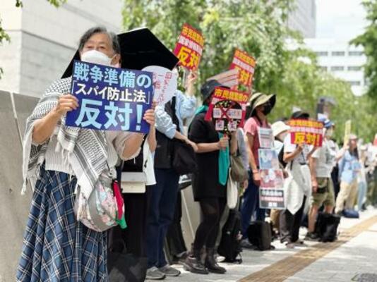 　「国家情報会議」創設法の反対集会で政府に抗議する参加者＝２７日午後、国会前