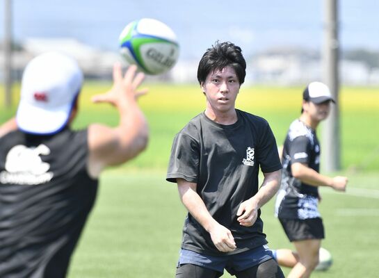 チーム練習に汗を流すヴォルツの選手たち＝白鴎大ラグビー場
