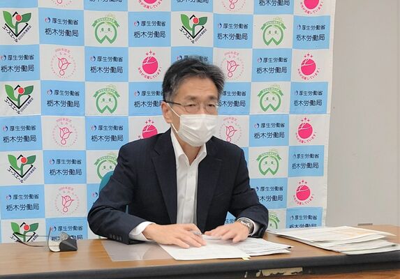 記者会見で９月の県内雇用情勢を説明する藤浪局長＝28日午前、県庁