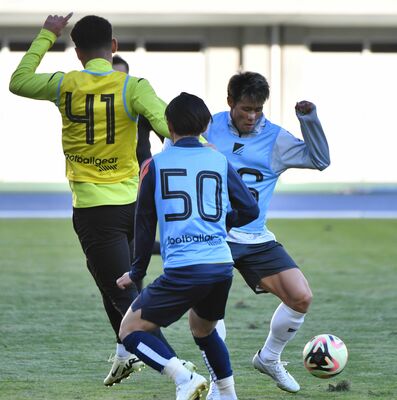 球際で激しさを見せる元栃木ＳＣのＤＦ面矢（右）＝カンセキスタジアムとちぎ