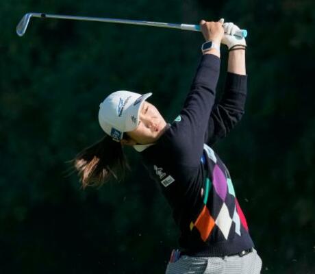 第1日、2番でティーショットを放つ神谷そら。7アンダーで首位=グレートアイランドC