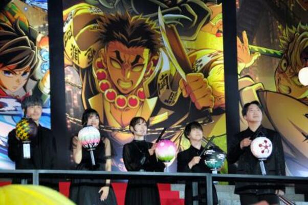 　登壇した声優たち＝東京都港区