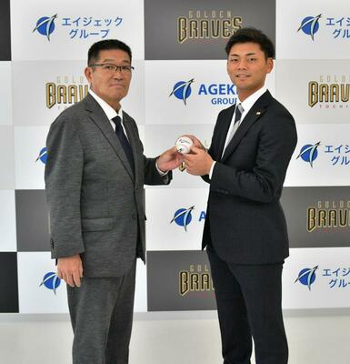 オリックス岸田監督のサインボールを受け取る栃木ＧＢの武蔵（右）＝エイジェックスポーツ科学総合センター