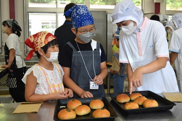 高校生とあんパン作りに挑戦し、酵母について学んだ子どもたち