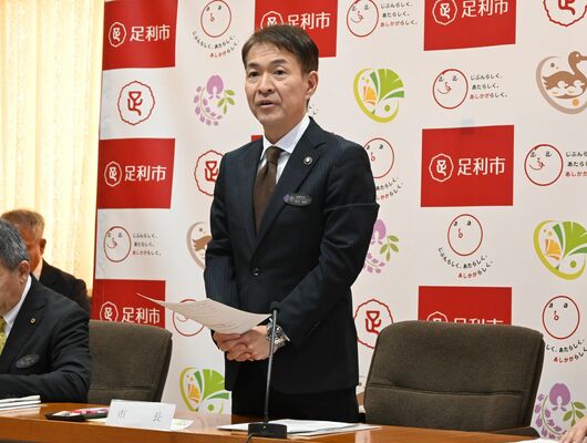 就業・移住支援制度の創設を発表する早川市長
