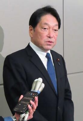 　イスラエルへの出発前に取材に応じる自民党の小野寺安全保障調査会長＝４日夜、成田空港