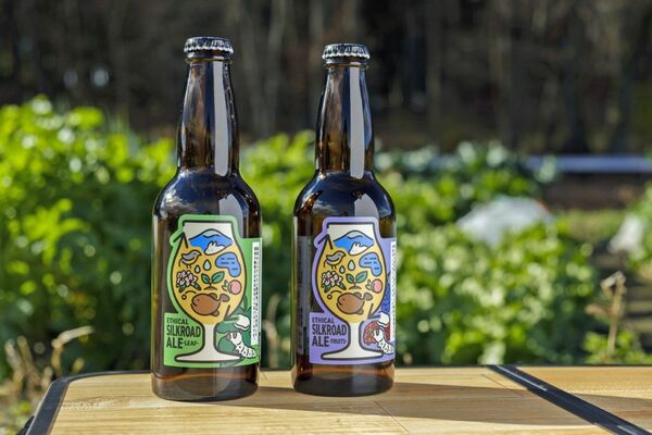 エシカルビール「シルクロードエール」の「リーフ」（左）と「フルーツ」