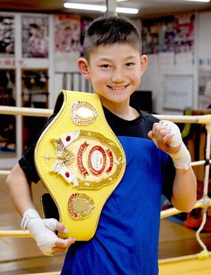 チャンピオンベルトをかけ笑顔を見せる中山（金田ジム）