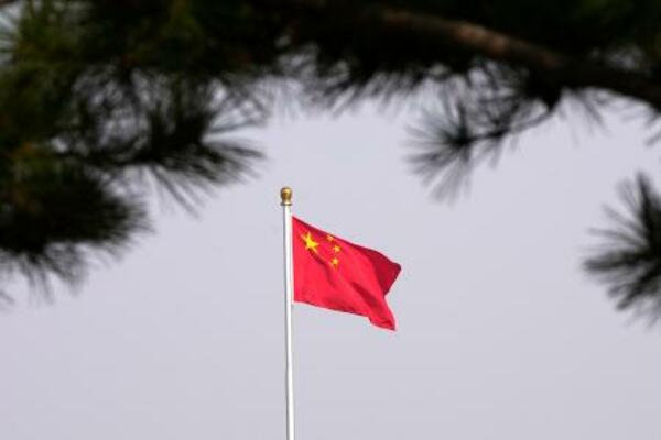 　北京市内に掲げられた中国国旗＝３月（共同）