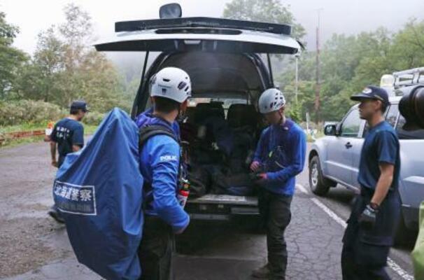 　１５日午後、羅臼岳での捜索を終了し、引き揚げる警察官ら＝北海道斜里町