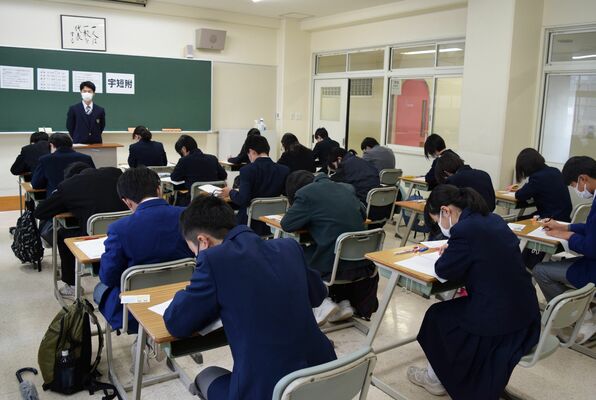 下野新聞模擬テストで実力を試す中学生たち＝26日午前、宇都宮市睦町