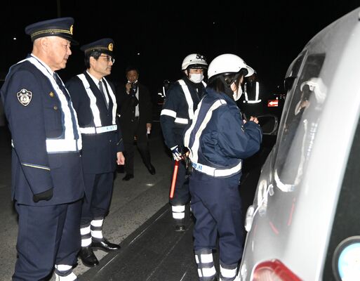 検問を巡視する中島那珂川署長(左)と高橋交通部長(左から2番目)と=12日午後7時20分、那珂川町北向田