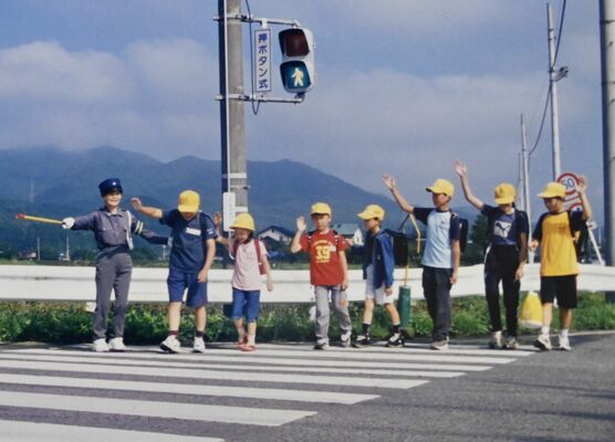 ２００２年、交通指導員として児童の安全を見守る高橋さん（左端）