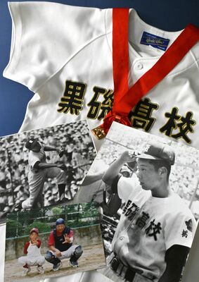 黒磯が優勝した１９８０年の針生幸一さんのユニホームとメダル。当時の写真には甲子園で活躍した思い出などが残る（それぞれ針生由香さん提供）