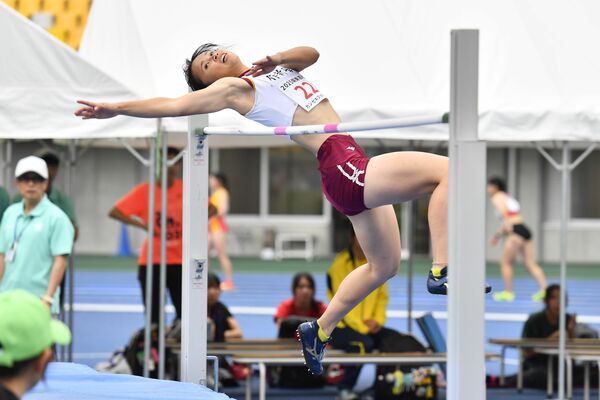 女子走り高跳びで１メートル70を跳び優勝した渡辺（作新）＝カンセキスタジアムとちぎ、鈴木航撮影