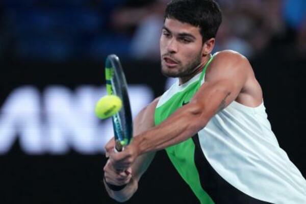 男子シングルス準々決勝でプレーするカルロス・アルカラス=メルボルン(AP=共同)