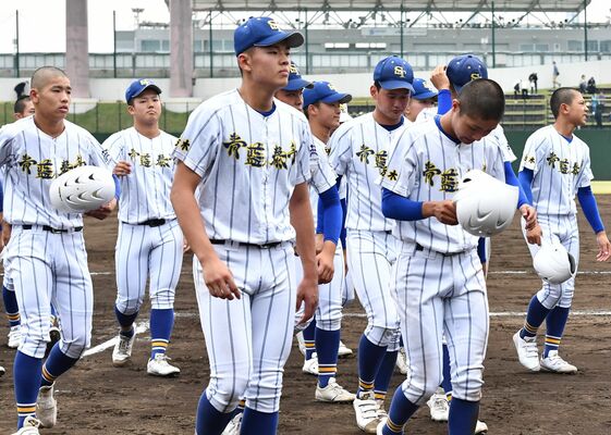 初戦敗退が決まり、肩を落とす青藍泰斗ナイン＝22日午後３時、埼玉県営大宮球場