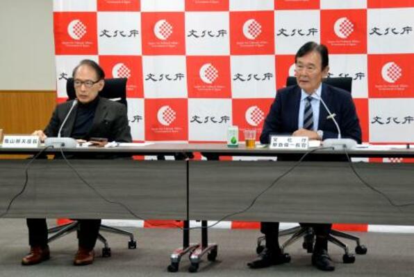 日本の小説や雑誌を世界市場に売り込む戦略を議論する協議会で、あいさつする都倉俊一文化庁長官(右)=12日午後、文科省