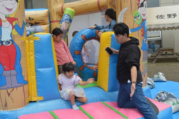 巨大遊具で元気に遊ぶ子どもたち