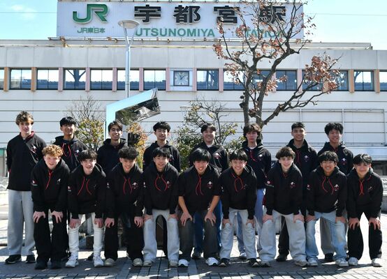 来県した選手たち＝20日午前、ＪＲ宇都宮駅西口