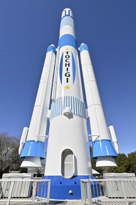 新デザインに再塗装されたH2ロケット模型=永嶌理絵撮影