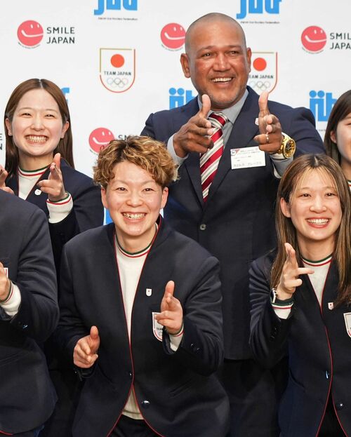 主将としてチームを引っ張る小池詩織（前列左）＝１月19日、都内