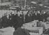 １９６７年におもちゃ団地を視察する皇太子時代の上皇さま（左から２人目、町提供）。