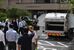 ごみ収集車の安全装置を見学する講習会参加者ら＝６日午前、宇都宮市駒生１丁目