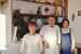 （右から）亜沙美店長、斎シェフ、多美子さん。店内は絵や置物が並び、心地よい音楽が流れている