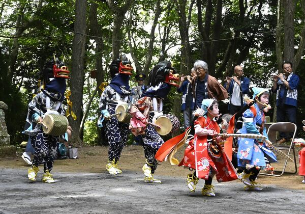 躍動感のある舞を披露する子どもたち