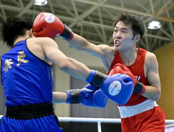 ボクシング成年男子フライ級決勝　１回、平塚（ＡＳＫＡ）＝右＝が右ストレートを放つ＝滋賀県の東近江市能登川アリーナ、磯真奈美撮影