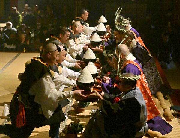飯を残さず食べるよう頂戴人を責め立てる山伏たち＝２日午前11時45分、日光市山内