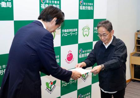 　答申書を手交する福島地方最低賃金審議会の熊沢透会長（右）＝５日午前、福島市