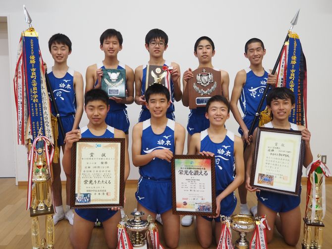 全国中学校駅伝大会の大会登録メンバー。左上 から、五味渕結斗君、青木流唯君、足立開生君、 豊田昇太朗君、薄根大河君。左下列、横田銀牙 君、鈴木柊太君、菅俣直希君、小林圭吾君