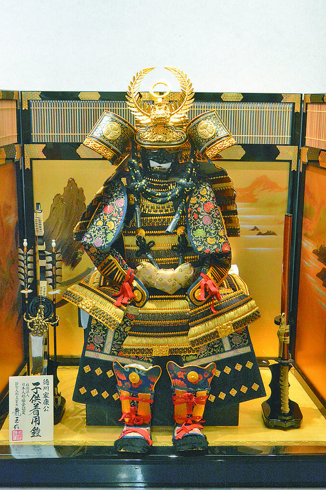龍頭のついた兜飾り