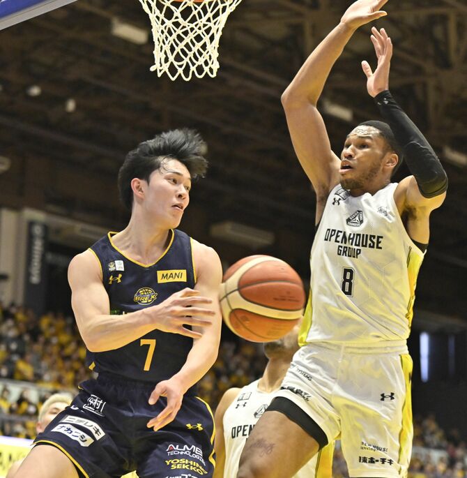 第３クオーター５分、ドライブからパスを出すブレックスの小川（左）＝ブレックスアリーナ宇都宮、湯田大士撮影