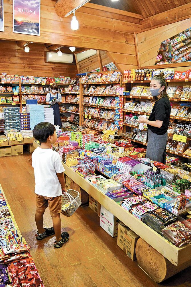 開店一番にやって来た常連の男の子に声をかける祐子さん(右)
