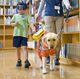 盲導犬と図書館を歩こう　那須烏山で啓発イベント、親子連れら30人が理解深める
