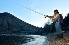 奥日光・中禅寺湖でマスの岸釣り解禁　朝から300人超「待ち遠しかった」…