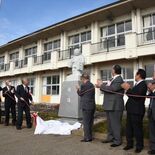 ２代目二宮金次郎が誕生　盗難被害の真岡・旧長沼北小　石像として復活