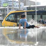 LRT見ながら水遊び　宮みらいライトヒルの｢水のプラザ｣が人気